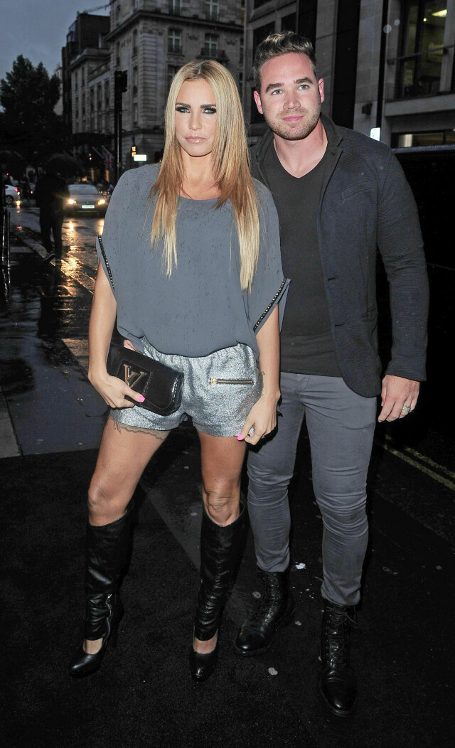TILGA EKTEMANNEN: Katie Price giftet seg med Kiernan i 2013. Året etter avslørte hun at han hadde en affære med en av hennes beste venninner. De to er fortsatt sammen og hun har tilgitt utroskapen. Foto: Xposure TILGA EKTEMANNEN: Katie Price giftet seg med Kiernan i 2013. Året etter avslørte hun at han hadde en affære med en av hennes beste venninner. De to er fortsatt sammen og hun har tilgitt utroskapen. Foto: Xposure